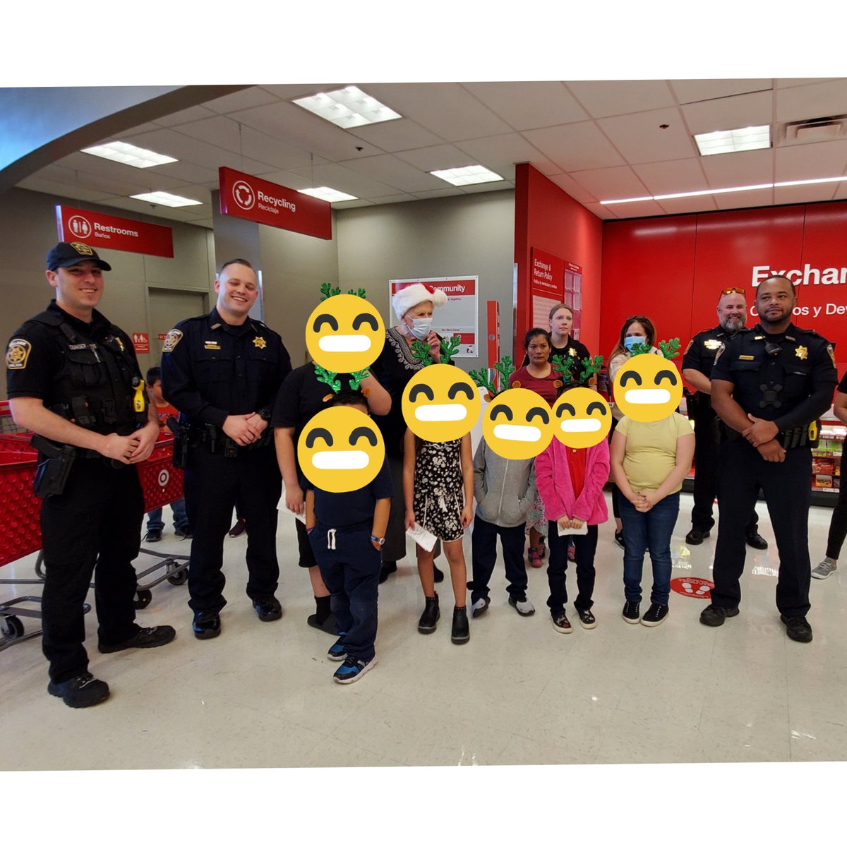 Ms_LFlores's tweet photo. Really greatful to the @BSWHRotarian for sponsoring shop with a cop for our @hisd_SRE students this month. Special shout out to the @bellairepd volunteers who donated their time to help some of our best and brightest have a very special Christmas. Happy holidays! https://t.co/f9PgWcufbk