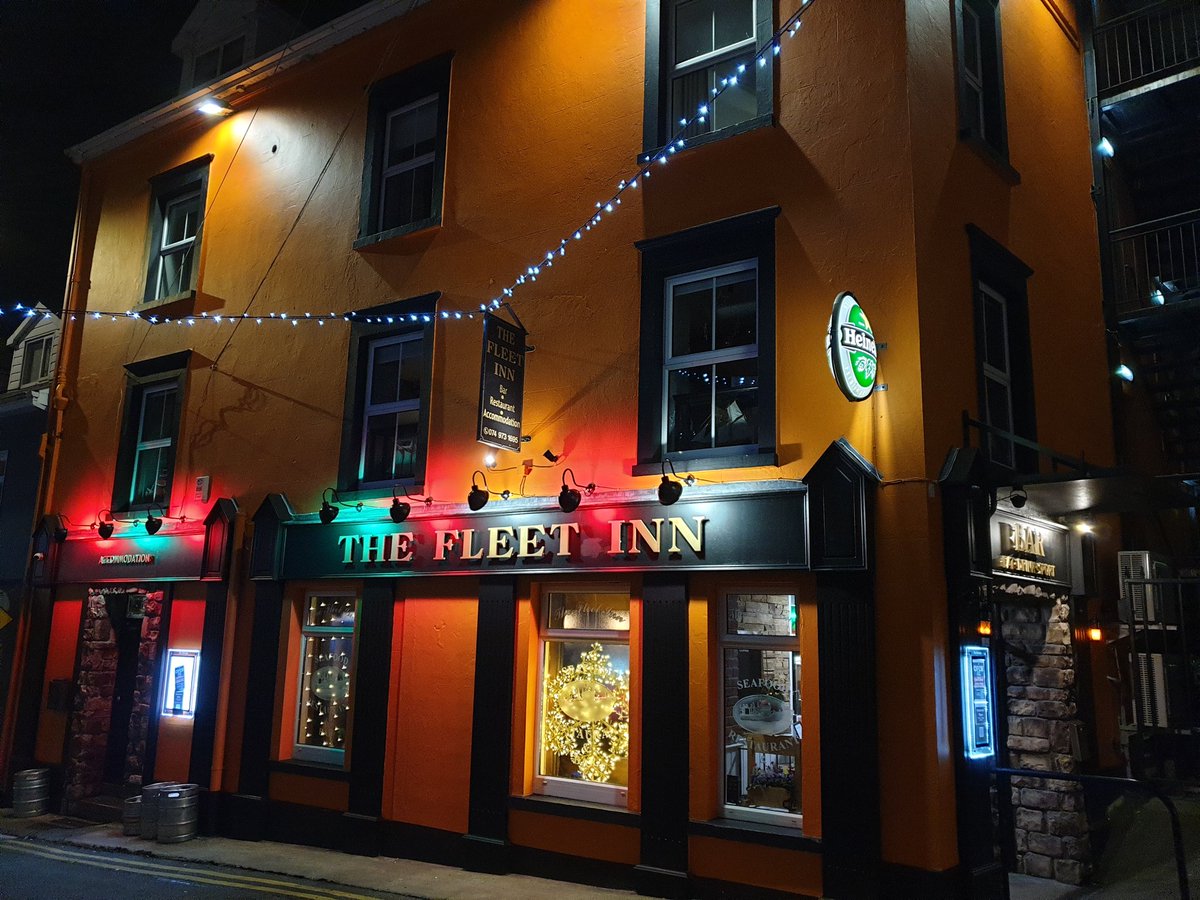 KillybegsRG's tweet photo. Bridge Street glowing tonight, loving the colours of The Fleet Inn. https://t.co/CvCkEHvzDU