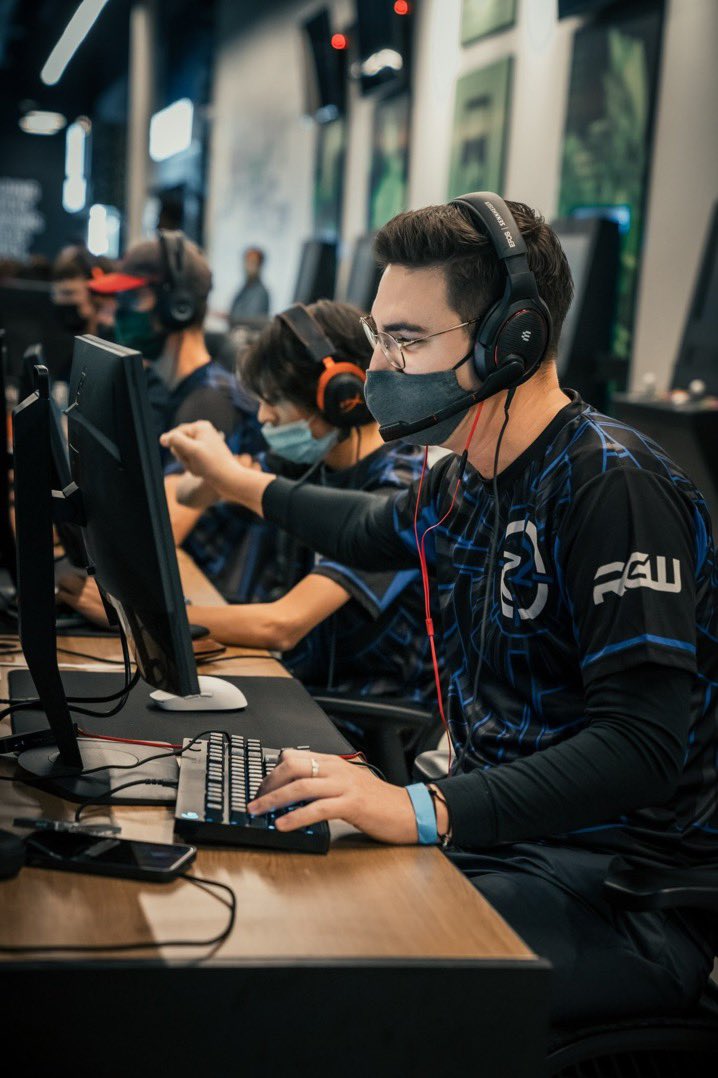 AdrenalineCS_'s tweet photo. Agreed with @runiVL said. Age is just a number and I feel like my form is only getting better and more consistent. It’s awesome competing with these guys. Shoutout @runiVL @stare_val @Scrounge_ @EnjoyRTT (who didn’t leave one 🤜 hanging)

Thanks @TheTjProject03 for the pictures. https://t.co/3UGsn77Bni