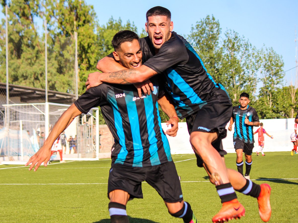 deantonioagus's tweet photo. 🏆 #TorneoRegional
📅 18/12/21
⚽ #Argentino vs. #Balloffet
🏟️ Aldo Blas Cuello https://t.co/Pq7M49HBul