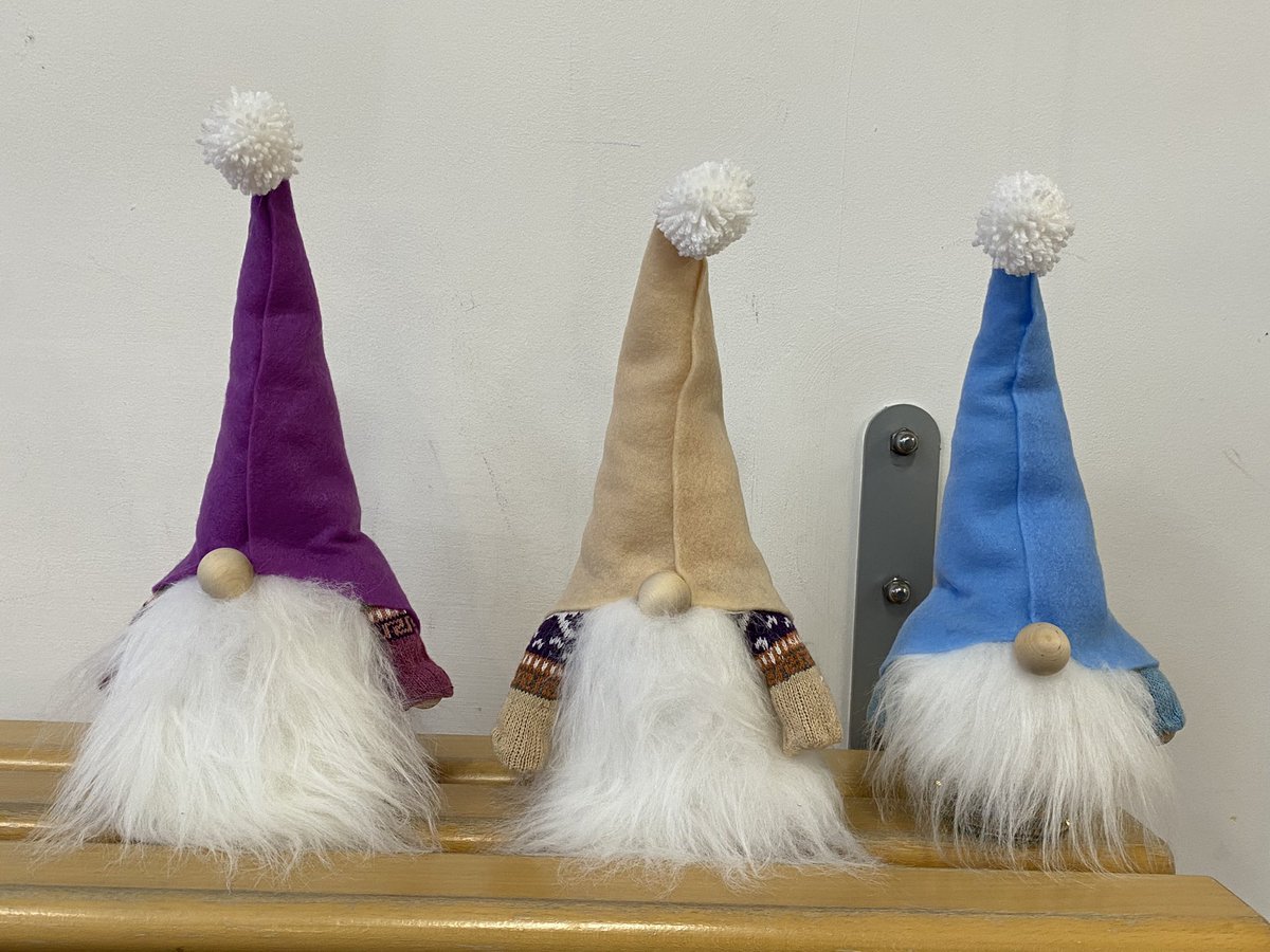 MaddieTraxton's tweet photo. Feeling festive at #WoodfordBridge with our homemade Christmas sustainable decorations.. book-folding trees 🎄a driftwood tree collected from our local beach 🎄snow globes ❄️ and gnomes 🧙🏼all made from reusable materials. ♻️ #diamondrecyclingxmas2021 #diamondgogreen #OneTeam https://t.co/mFvZdsiIdY