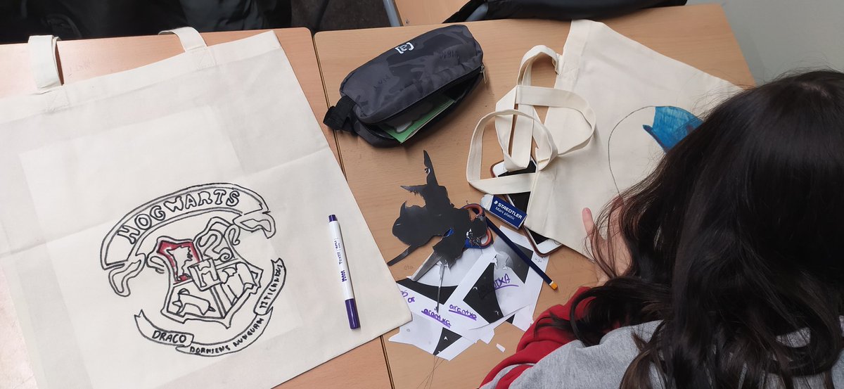AnitsircCribot's tweet photo. Taller de Tote Bags a 1TAPD dins les V Jornades Sociocomunitàries @INS_Pla_Marcell https://t.co/8YI16JGVFn