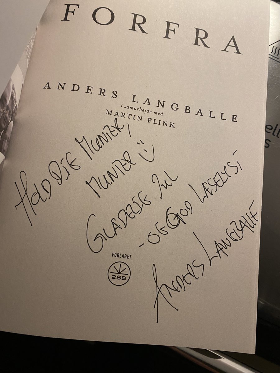 missmunter's tweet photo. Ups. Kom til at åbne boggaven fra mig til mig. Og glæder mig nu over en hilsen fra forfatteren. Men så kan jeg nå at læse den inden juleaften. #fredagsbog #boggaver 🙌🏼@ALangballe #forfra #dklit https://t.co/R7HkPCJS9A