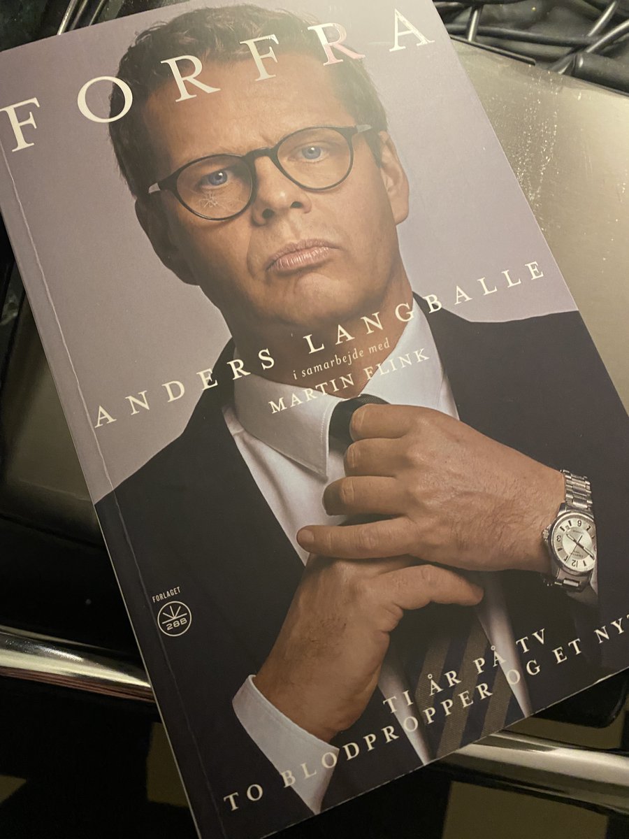 missmunter's tweet photo. Ups. Kom til at åbne boggaven fra mig til mig. Og glæder mig nu over en hilsen fra forfatteren. Men så kan jeg nå at læse den inden juleaften. #fredagsbog #boggaver 🙌🏼@ALangballe #forfra #dklit https://t.co/R7HkPCJS9A