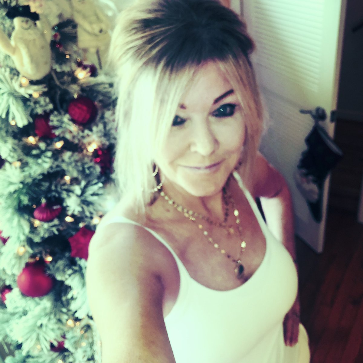 Happiest Holiday Wishes to you and yours😊⭐️✨🥂💕. Cheers!