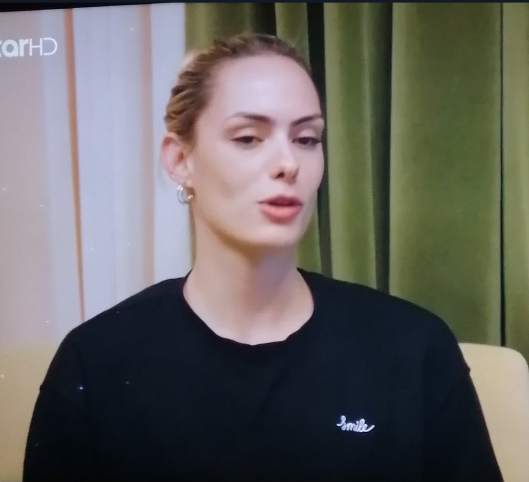 antoniamorelat1's tweet photo. Να δω την μούρη σου όταν κέρδισει η Κυβέλη! Μα τόση ζήλεια πχια #GNTMgr https://t.co/uCd5Vw56L5