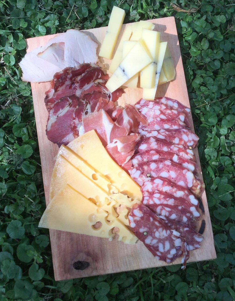 Qué calor!!! Acordate! Algo fresquito para Navidad. El miércoles 22/12 entregamos en CABA y AMBA nuestros fiambres artesanales de campo para que armes la mejor picada. Escribinos por DM o WhatsApp al 11-6443-2014.