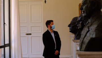 Presidente electo Gabriel Boric ante el busto del ex Presidente Salvador Allende, Palacio de La Moneda.