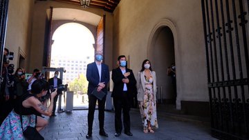 Presidente electo Gabriel Boric ingresando a La Moneda junto a Izkia Siches y Giorgio Jackson.