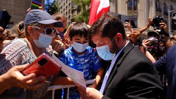 Presidente electo Gabriel Boric juntos un niño y su mamá, Palacio de La Moneda.