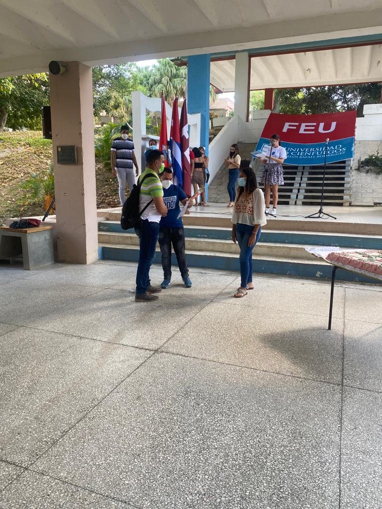 Hoy como partes de las actividades en saludo al 99 Aniversario de la #FEUdeCuba. Los jóvenes cienfuegueros se reúnen en los bajos de la facultad de #Ciencias_Económicas de nuestra #UCf para reafirmar una vez más el compromiso con la organización. #RumboAl100FEU. #SomosUCf