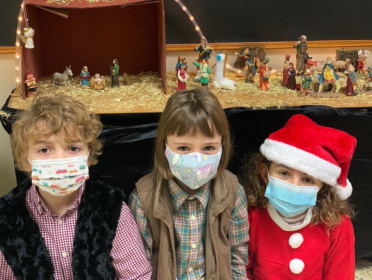 ciamariaz's tweet photo. Los alumnos de 2º EP han realizado un recital de poesías navideñas. 
Seguimos con restricciones sanitarias, pero no por ello, hemos querido dejar de celebrar nuestra obra Navidad para que la puedan disfrutar todas las familias. 
#primariacmz2122 
#navidadcmz2122 https://t.co/BfWLwQzd6e