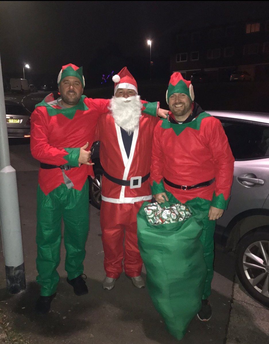 DunvantU10s's tweet photo. The Under9s @DunvantRFC had an early delivery from Santa &amp; his lovely Elves this evening 🎅 Merry Christmas Everyone!  #hohoho #dunvantrfc #rugby #minirugby #eggshapedball #Christmas #santa #Christmas2021 #dunvantfamily #presents #coaches #Community https://t.co/F61Xny6W1m