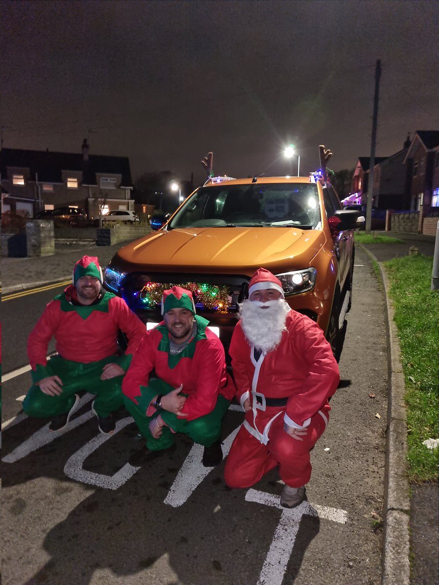 DunvantU10s's tweet photo. The Under9s @DunvantRFC had an early delivery from Santa &amp; his lovely Elves this evening 🎅 Merry Christmas Everyone!  #hohoho #dunvantrfc #rugby #minirugby #eggshapedball #Christmas #santa #Christmas2021 #dunvantfamily #presents #coaches #Community https://t.co/F61Xny6W1m