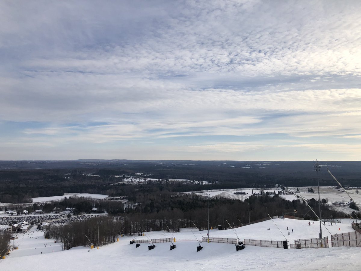 JeeYunTV's tweet photo. When you go skiing with Darth Vader you end up on the dark side aka black runs. Lol. Thanks Brian for always pushing me to improve my skills. #ski #skiing #ontario #dayoff #lastdayoffall #WinterIsComing https://t.co/5kAN9ZpZVH