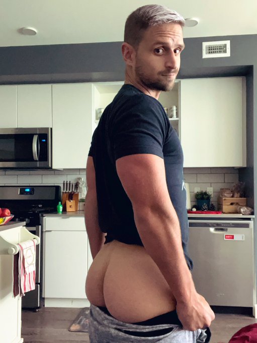 #Armsday at the #Gym ?? Time for some #Squats at home ???

#bubblebutt #gay #twunk #muscle #scruff https://t