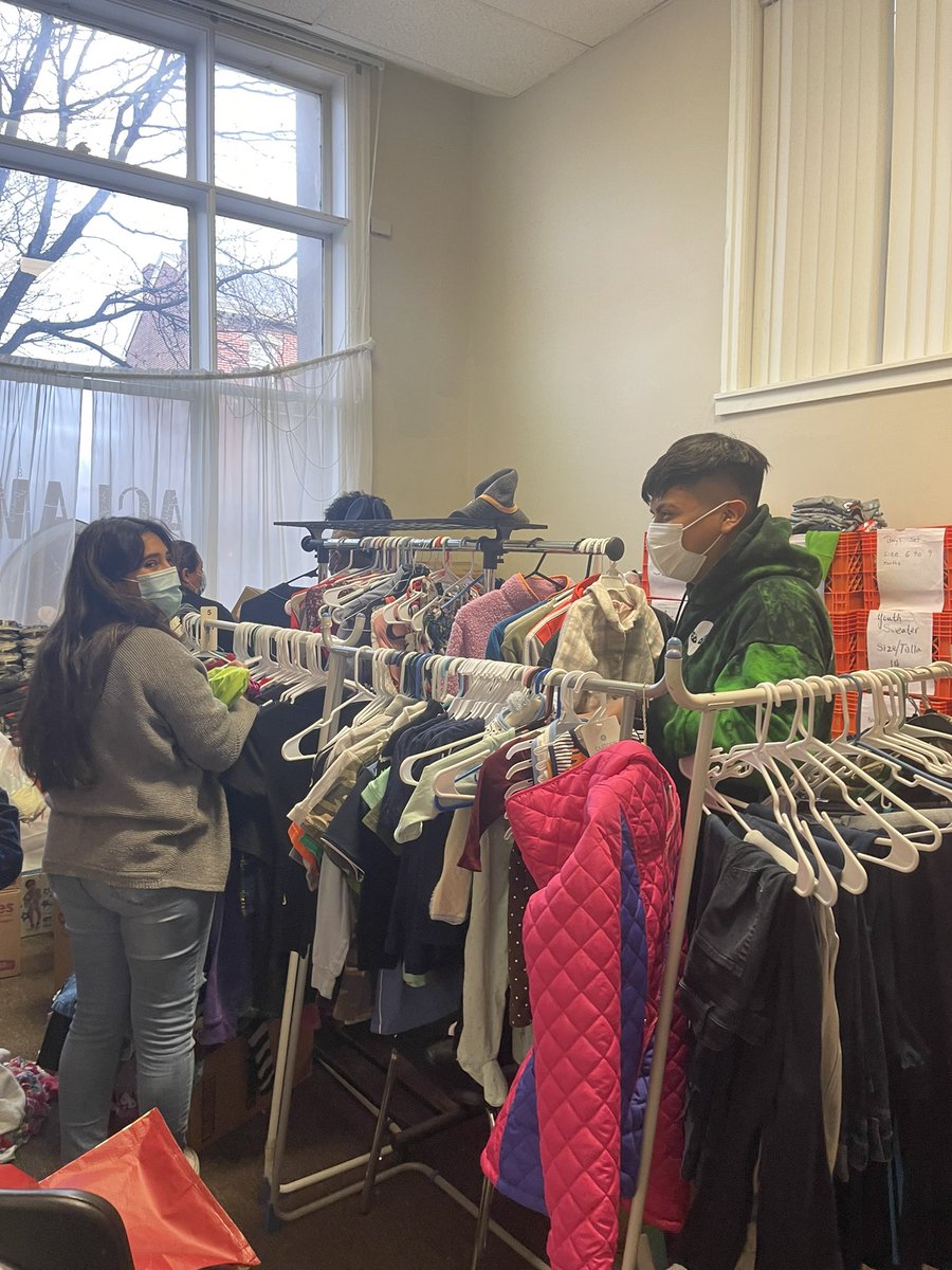 _ACLAMO_'s tweet photo. Proud of our ADELANTE students who came on Friday to celebrate their last day of the program by volunteering at ACLAMO’s closet and Safe Heaven pantry! Thanks guys for your help! We are ACLAMO 💙🧡! #ACLAMO #futurelatinoleaders #volunteers #communityservices https://t.co/wDD4ftpt2r