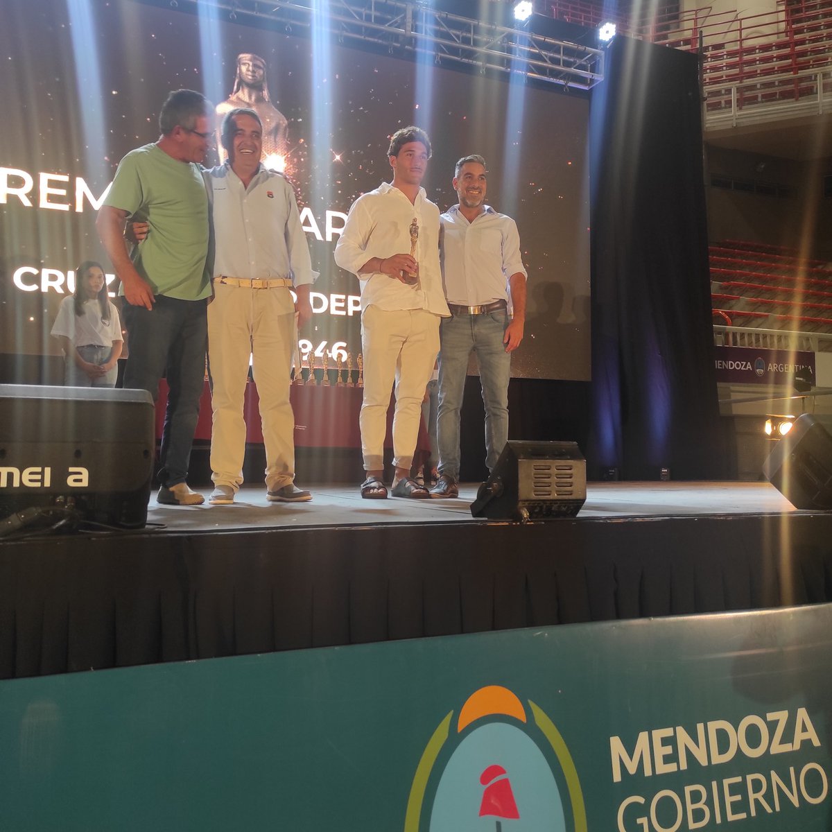 CirculoPDMza's tweet photo. Ganadores #premiosHuarpe 2021 🏆
Rugby  🏈 Rodrigo Isgró https://t.co/49QWYw8rdb