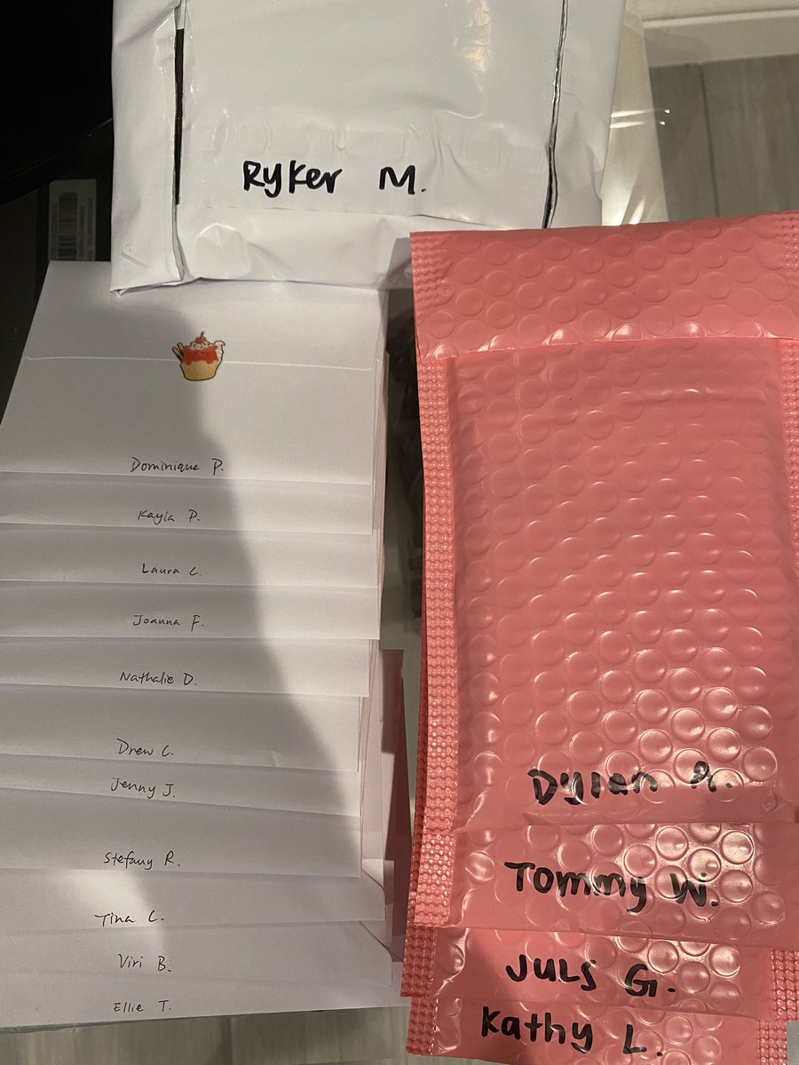 gracmlee's tweet photo. #gracUPDATES

 dropping these off today

my printer broke while I was printing out labels🥲 might not be able to ship out any packages tomorrow cuz I’m picking up a new printer tomorrow morning

if I haven’t replied to ur dm yet, pls wait🙏 I’ll get through them at midnight https://t.co/1ECaC9bOuG