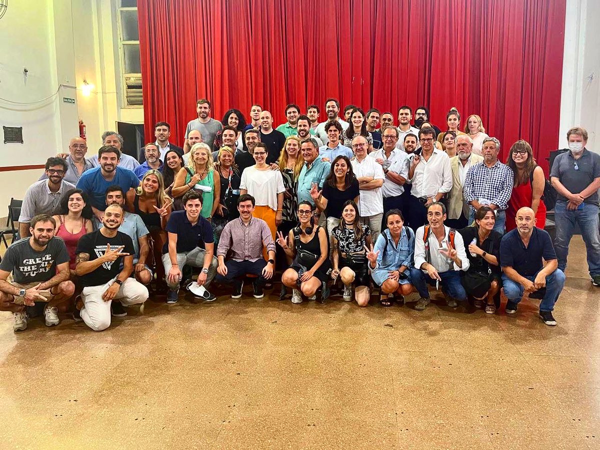jradicalcaba's tweet photo. Brindis de fin de año 🥂de @ucrcapital. 

Hicimos un balance de lo vivido en este año tan intenso y proyectamos un futuro en el que el radicalismo se hace cada vez más fuerte a lo largo y a lo ancho de todo el país. 

Nos sobran las ganas de construir ♥️🇵🇱 ¡Adelante! https://t.co/YzHzpFdeC6