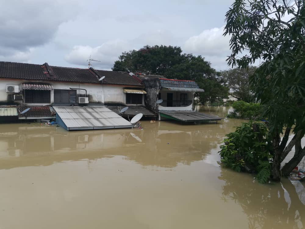 Jkseagull13's tweet photo. @BTSMY_ARMY This is our house area. Pic sent by my neighbour as they're stuck on their balcony waiting for rescue https://t.co/grjmX4EGHO