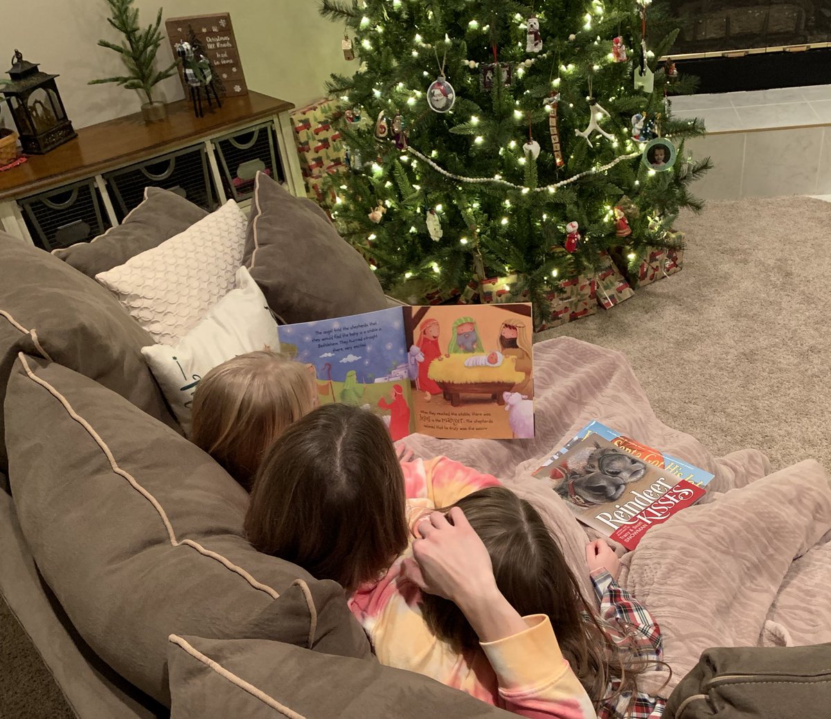 MSturgeon89's tweet photo. A view every man should come home from work to..the most important people in your life reading the TRUE reason for Christmas #blessed #TheyHaveAGoodMomma #SeekTheLord https://t.co/lkV1myzMZc