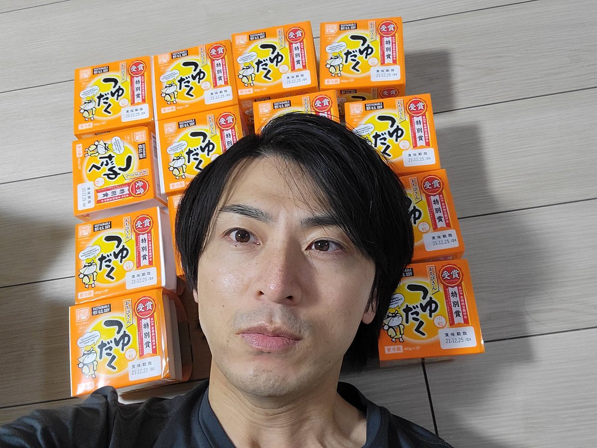 Lefa_akihiro's tweet photo. 3パック×14=42パック
の　つゆだく納豆

枕にしてみた

そして、すでに今朝までの二日半で
3パック×5=15パックを食しました

#つゆだく納豆
#小杉食品　さん
#lefa
#リーファ
#北川陽大 https://t.co/Onp94TnM23