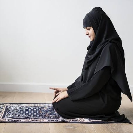 Исламский сонник кормить. Молящаяся женщина мусульманка. Мусульманка молится. Мусульманка в черном молится. Девушка молится в мечети.