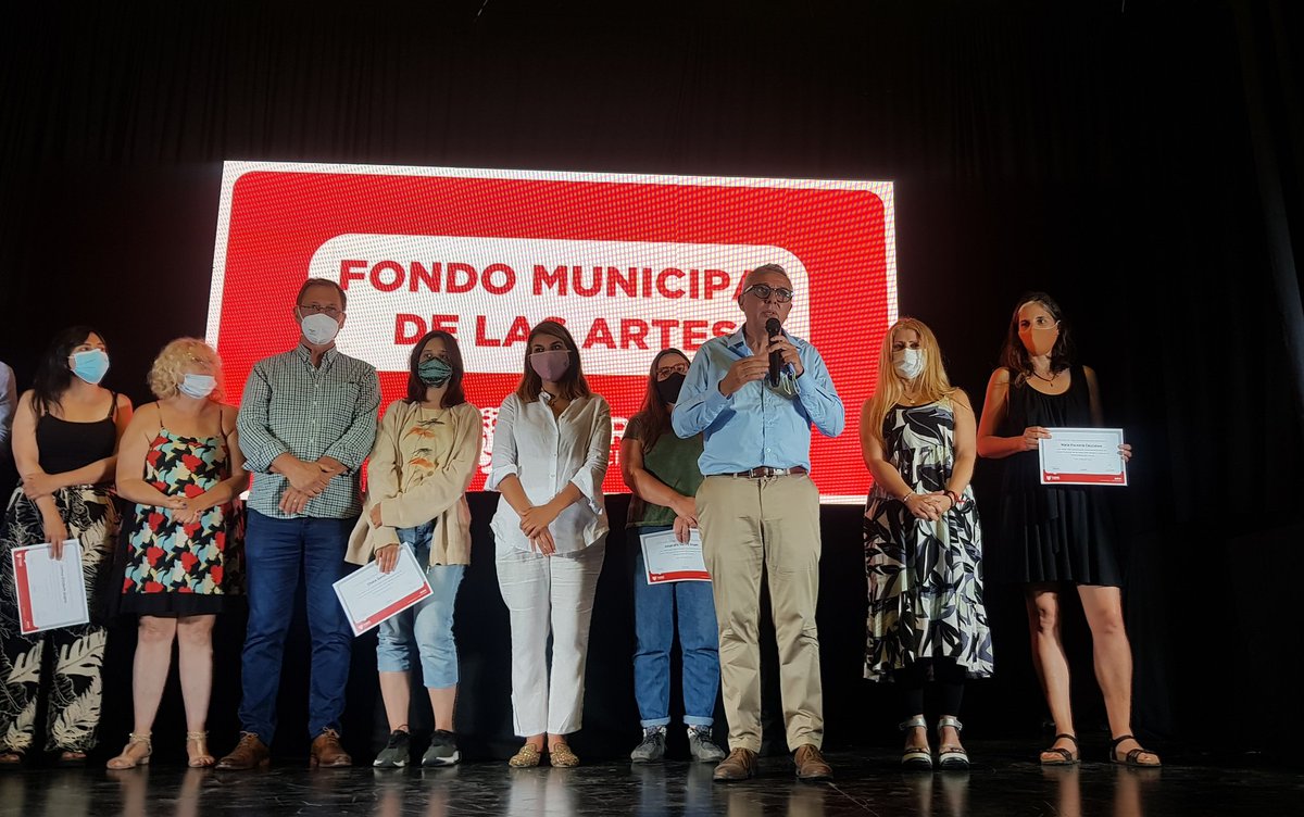 ZamoraJulio's tweet photo. Junto a @GiselaLZamora y el equipo de @CulturaEnTigre, acompañamos la entrega de apoyo económico y becas a los beneficiarios del Fondo Municipal de las Artes en el Museo de la Rconquista. ¡Felicitaciones y felices fiestas para todos! https://t.co/DvEmRIw3Kj