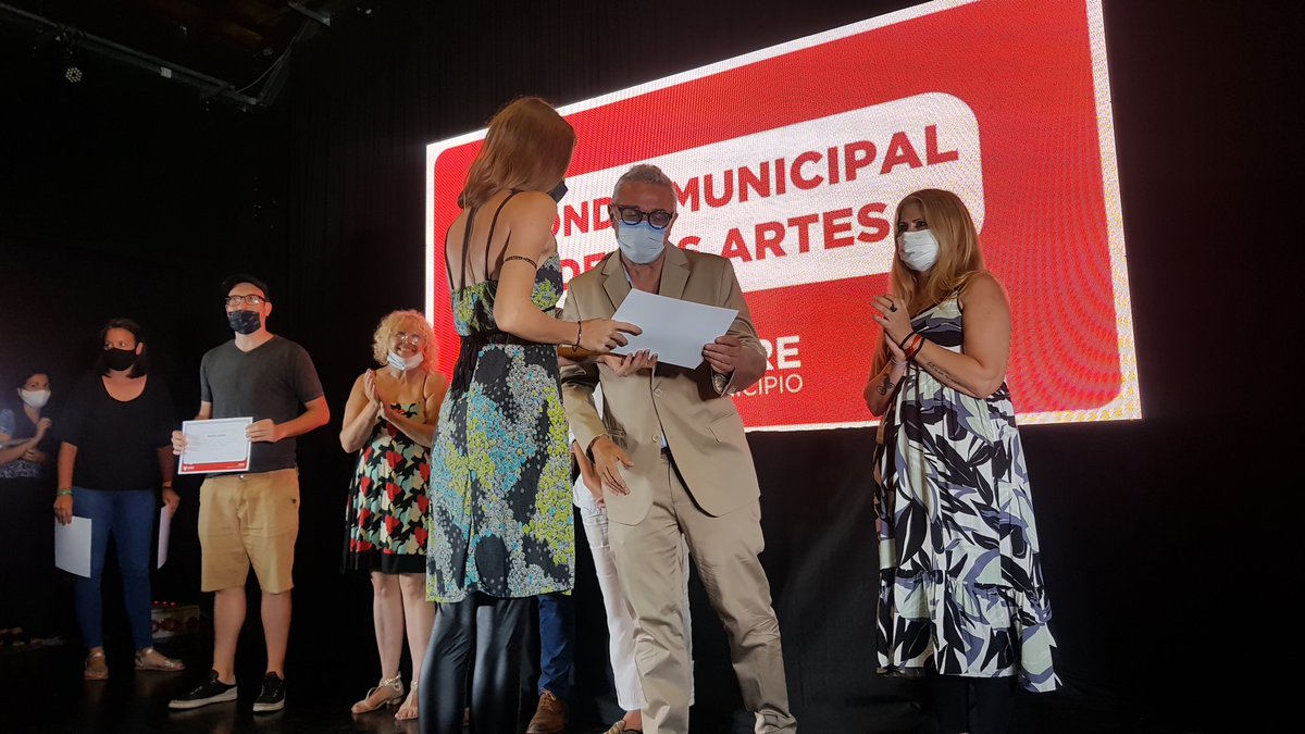ZamoraJulio's tweet photo. Junto a @GiselaLZamora y el equipo de @CulturaEnTigre, acompañamos la entrega de apoyo económico y becas a los beneficiarios del Fondo Municipal de las Artes en el Museo de la Rconquista. ¡Felicitaciones y felices fiestas para todos! https://t.co/DvEmRIw3Kj