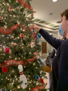 On December 7, 2021, Liberty's Science Olympiad students created science-themed ornaments to hang on our lobby's Christmas tree! #BuiltByBethlehem #LibertyHighSchool #ScienceOlympiad