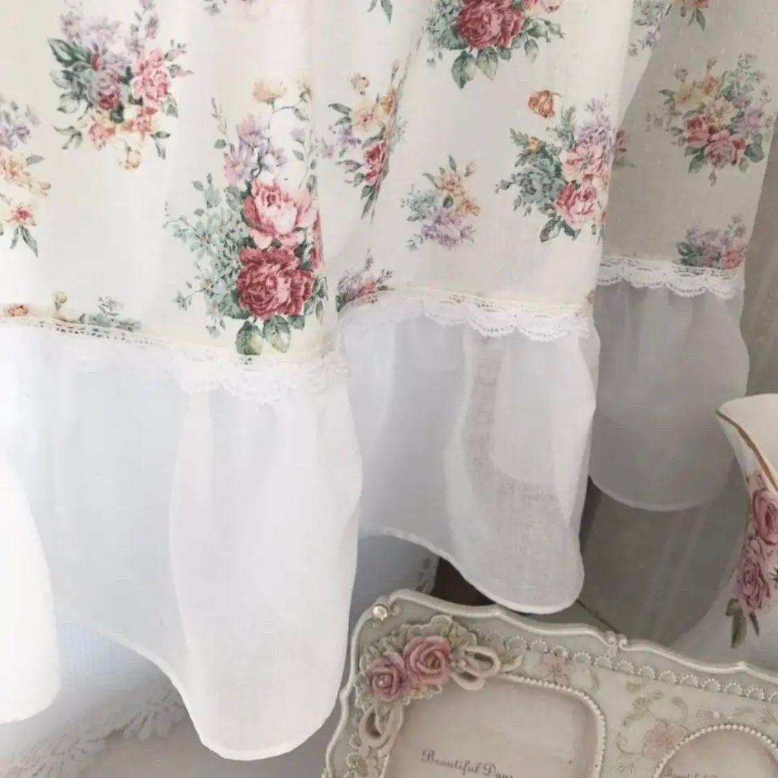 EMIsGarden's tweet photo. 🌹華やかなカフェカーテンでお部屋のイメージチェンジしませんか？

◎サイズ
横106㎝　縦42cm

minne、creemaで販売中です

https://t.co/7SHwI82Vpv

#カフェカーテン
#薔薇柄が大好き
#カフェカーテン目隠し
#花柄カフェカーテン
#薔薇雑貨
#姫系インテリア
#��ンテリア好き 
#ロココ調インテリア https://t.co/PS9NsZwELa