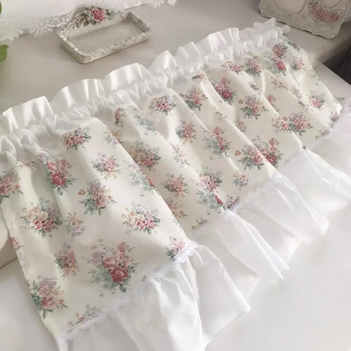 EMIsGarden's tweet photo. 🌹華やかなカフェカーテンでお部屋のイメージチェンジしませんか？

◎サイズ
横106㎝　縦42cm

minne、creemaで販売中です

https://t.co/7SHwI82Vpv

#カフェカーテン
#薔薇柄が大好き
#カフェカーテン目隠し
#花柄カフェカーテン
#薔薇雑貨
#姫系インテリア
#��ンテリア好き 
#ロココ調インテリア https://t.co/PS9NsZwELa