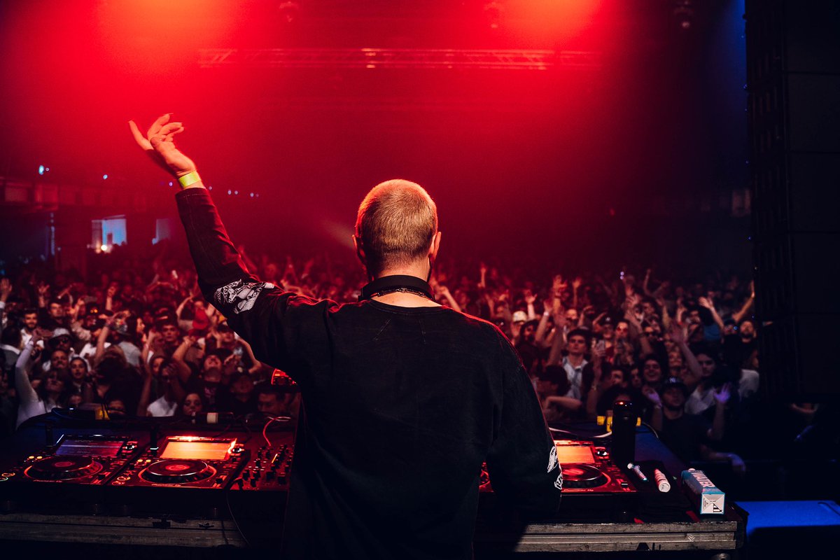 paxahau's tweet image. Run it back ⏮ @chrislake and @WomenOnWax had us under their spell✨Big thanks to everyone who came out! Special thanks to the team at @ElektricityMI, @RRVisuals, and Audio Rescue Team 🖤
📸: Billy Weinger #takeusback #paxahau #changethechannel