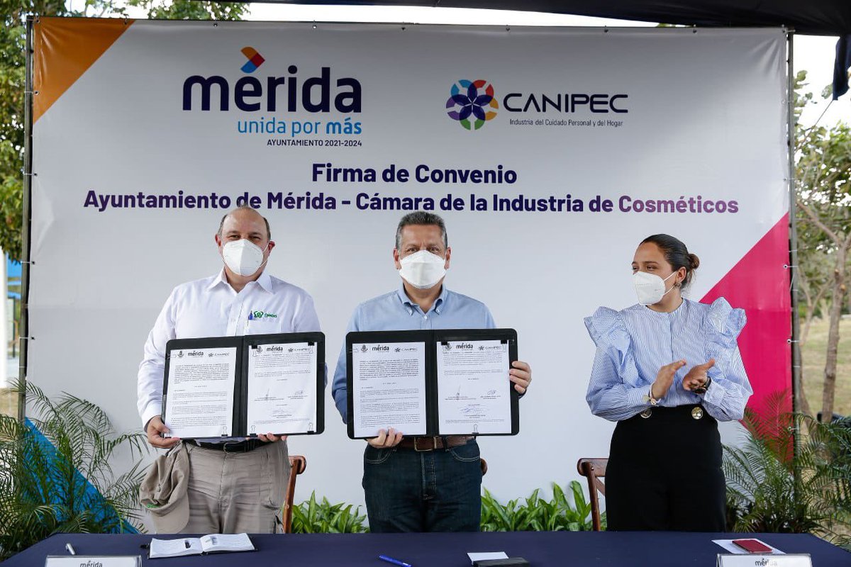 UMABA_MID's tweet photo. Firmamos un convenio con la Cámara Nacional de la Industria de Productos Cosméticos (CANIPEC) para la donación de 16 contenedores Geeci, colocados en los MEGA Puntos Verdes para acopiar nuevos residuos: HDPE2, vidrio de perfumes y cremas cosméticas. 1/3 https://t.co/VZnY0puOP3