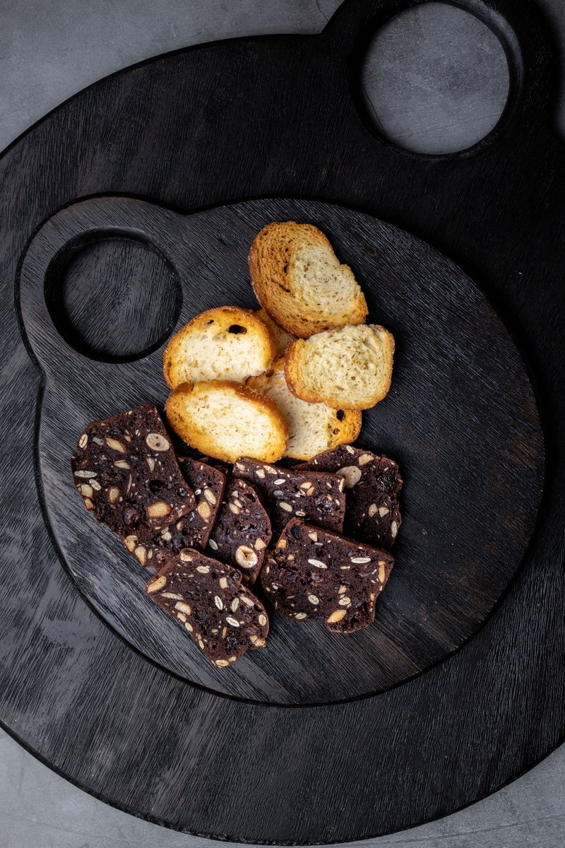 vanmag_com's tweet photo. Day 2 of our #12DaysofCharcuterie and we've got a combo to suggest: Fig &amp; Olive Oil Crackers paired with Peach &amp; Jalapeno Jam. These two count as one munchie, but oh boy, they are greater together than on their own. For more: https://t.co/GDnQoZJ333 #charcuterie #charcuterieboard https://t.co/0nDC7SqunB