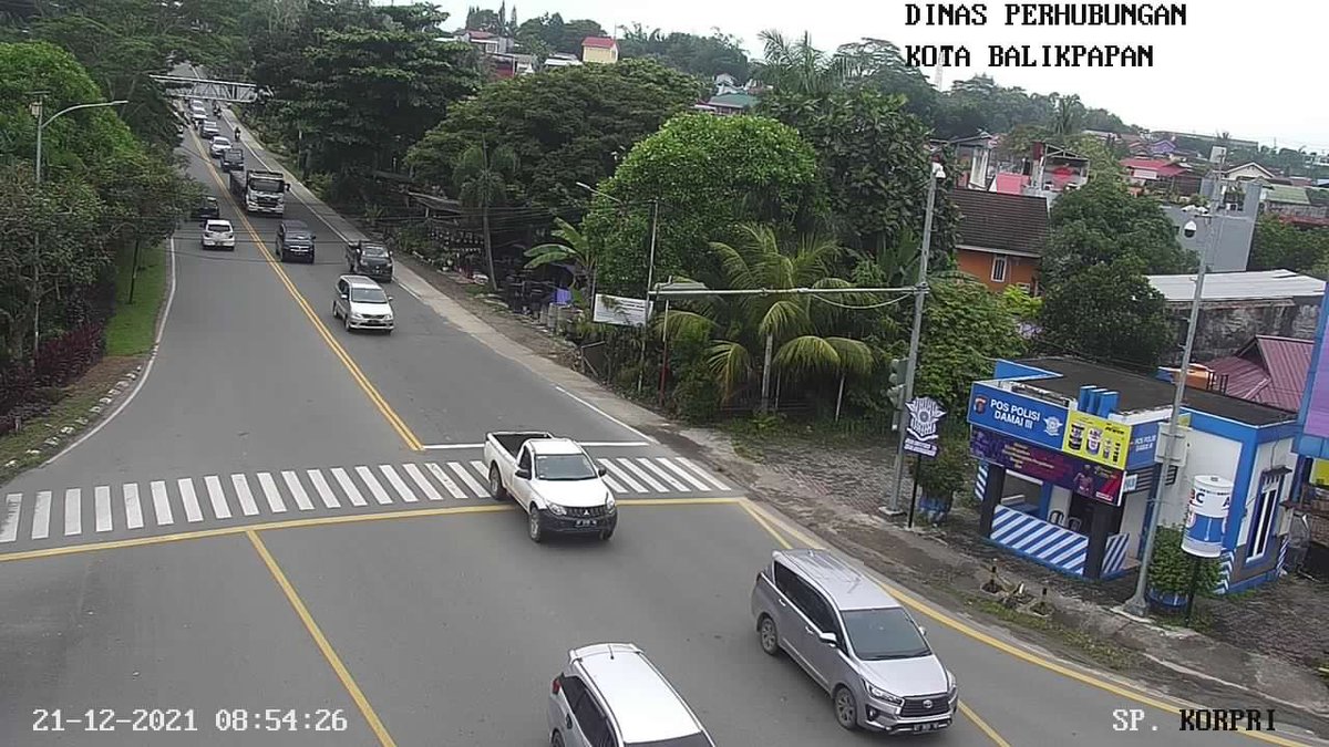 Dishub_Bpn's tweet photo. Selasa (21/12/2021) Pukul 08 : 54 WITA, Situasi Lalu Lintas Simpang KORPRI terpantau ramai &amp; lancar, dihimbau kepada pengguna jalan agar tetap berhati-hati dalam Mengemudikan Kendaraan anda, Konsentrasi serta Utamakan Keselamatan bukan Kecepatan. #infolalinbpn https://t.co/vslj18iyJP