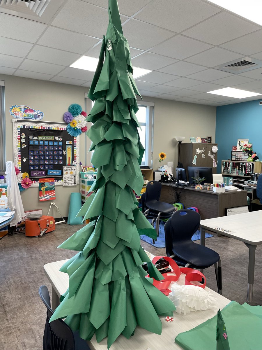 CCWithLearning's tweet photo. If you give a child some recycled boxes and paper….. https://t.co/4FIvYubslq