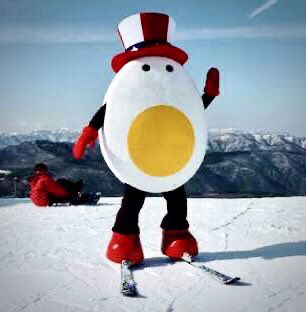mondomascots's tweet photo. Hantama-kun the half-a-boiled-egg is the mascot of Hunter Mountain Shiobara Ski Resort. He can often be seen sprinkling salt on himself. https://t.co/TEYKdE3whs