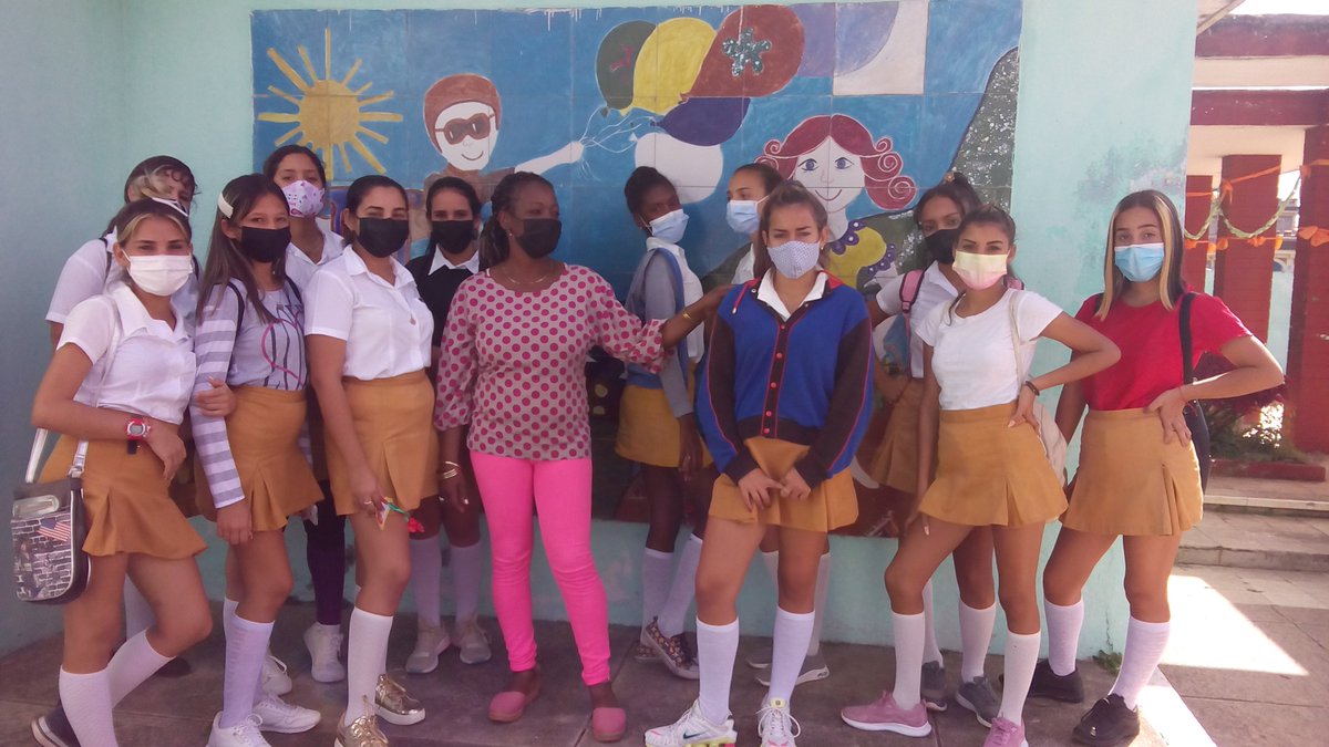 PrimeraInfanc15's tweet photo. #CubaViveYRenace.Educadores lajeros celebran la Jornada del Educador. Se realizan actividades en homenaje a ellos y se destaca a estudiantes de 9no grado que optan por carreras pedagógicas. https://t.co/fbE7vZiCve