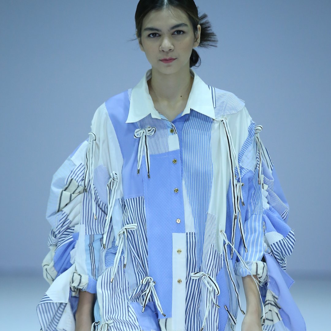 JKTfashion's tweet photo. Rinda Salmun presents a collection entitled “Un-Literal” that inspired by artist Vincent van Gogh’s life journey during the Industrial Revolution. Most pieces are presented in a unisex manner with a touch of the on-trend summer street style.
#JFW2022 #ExcellenceInDisruption https://t.co/CO6CKucvAg