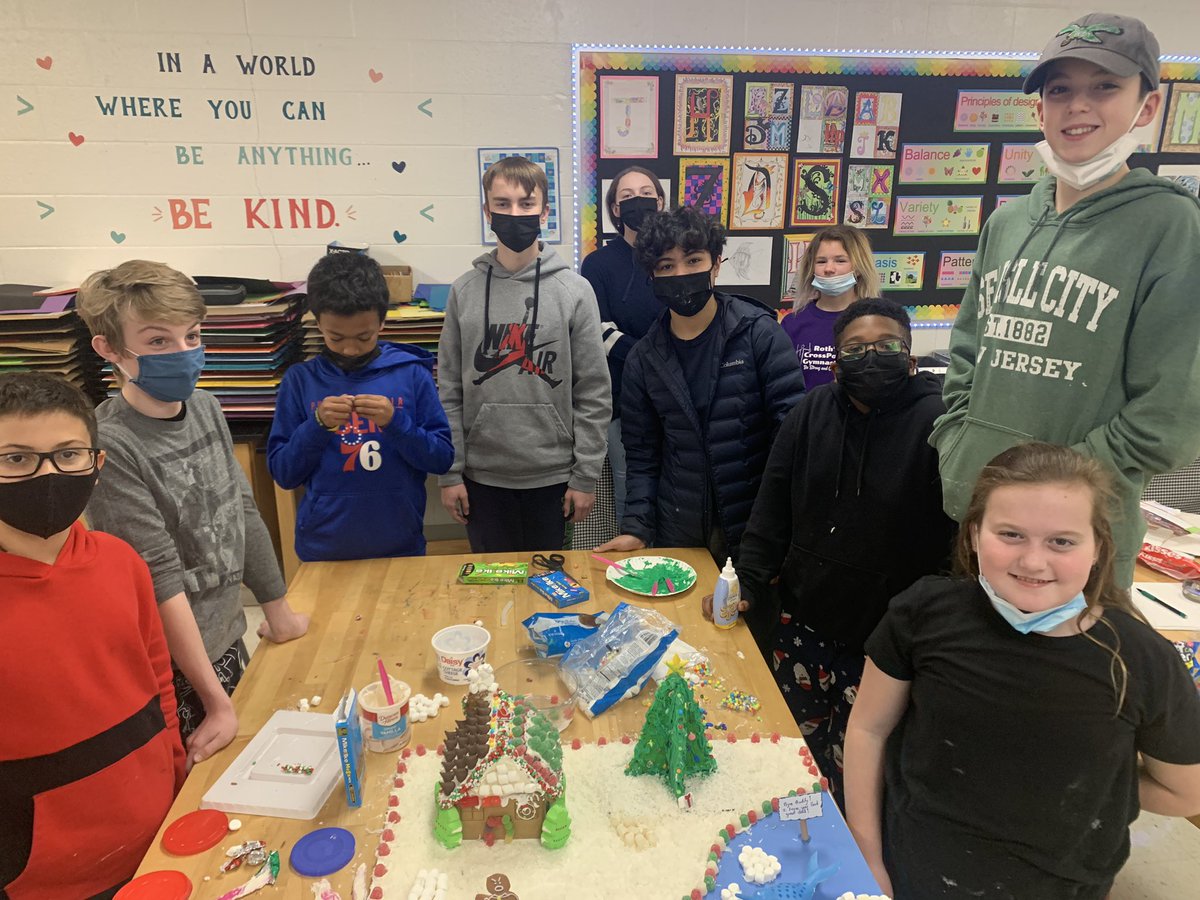MsLoeperSLMS's tweet image. Our favorite time of the year in Advisory today! Gingerbread house decorating! We might be a little competitive 🤷🏼‍♀️🤔