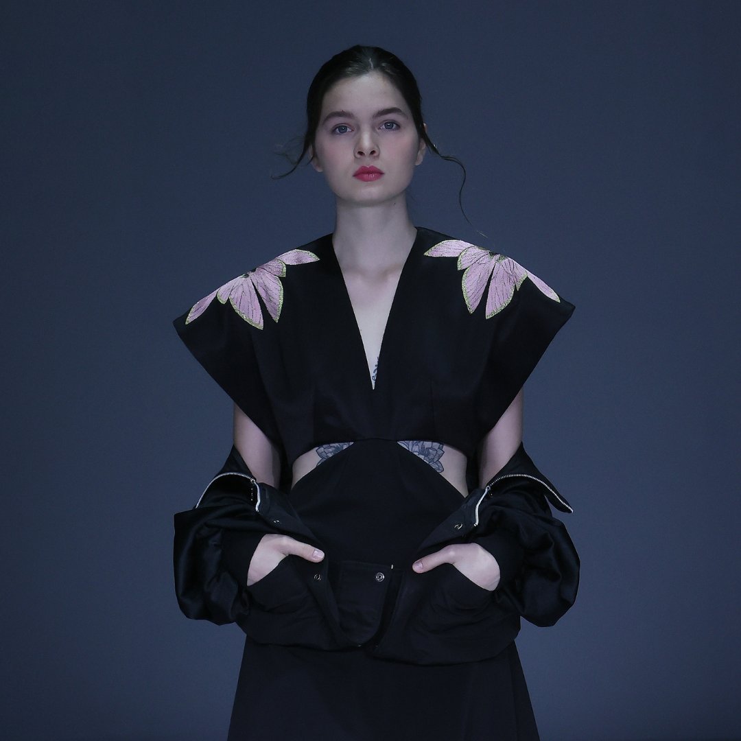 JKTfashion's tweet photo. Sean Sheila Spring/Summer 2022 collection draws inspiration from William Golding “Lord of the Flies”. The play of shapes focuses on classic tailored garments but is gently deconstructed into new shapes finished with signature hand embroidery. #JFW2022 #ExcellenceInDisruption https://t.co/Jt4m3OD0im