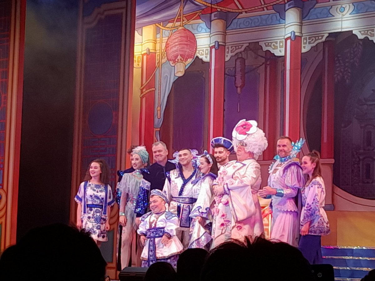 KateWilTweet's tweet photo. @VenueCymru #VCAladdin You know it's Christmas when John Evans is in Llandudno's panto! π https://t.co/VfBmaU3V94