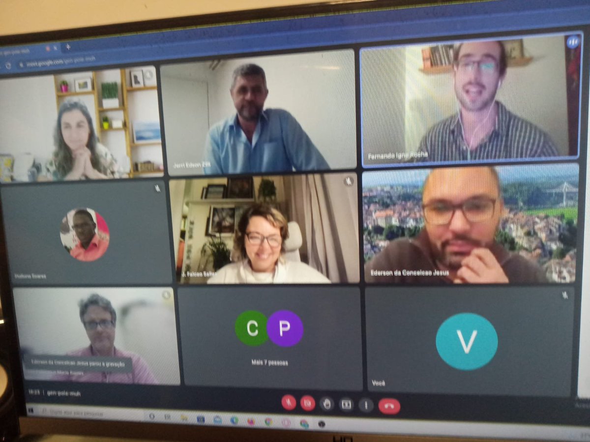 ignerocha_f's tweet photo. @PhDVoice @AcademicChatter I'd like to thank everyone who sent messages wishing me good vibes. The thesis defense was great and finally I can say: PhDONE! Thank you, guys! Have a great new year! https://t.co/Zuut5e8yn9