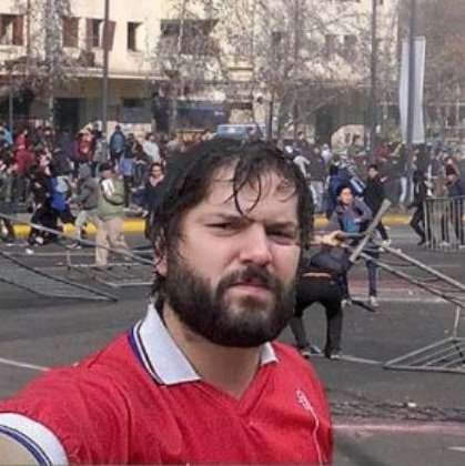 Pelicolombianas's tweet photo. Adjunto fotos de Boric marchando por el andén. https://t.co/oAO1k3GM0G