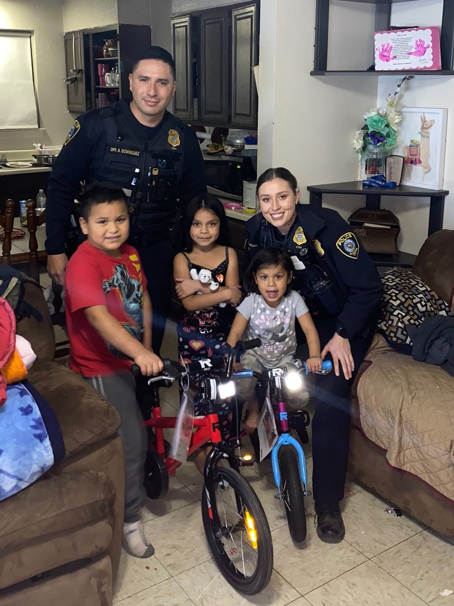 OKCPD's tweet photo. A generous donor has given several children bicycles to us for our officers to hand out.
Southwest Division Officer Dominguez and Officer Richardson made these kids day.
What a great community we serve!
#OKCommunity 💙 https://t.co/aqp7frCXvw