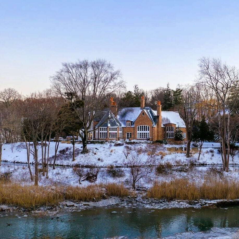 SmirosArchitect's tweet photo. A winter scene in Lloyd Harbor, New York #smirosarchitects #lifestylecurators
Photo by @vvuoto_bestaerialphotos https://t.co/EaSbGHeNYK