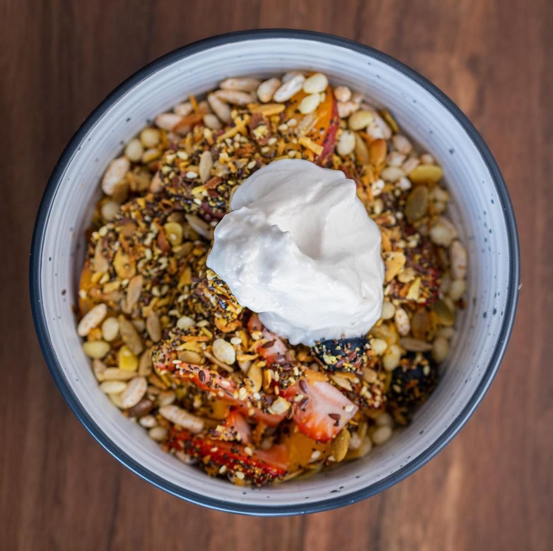 House Gluten Free Granola, Mix of Seasonal Fruits &amp; Coconut Yoghurt 🥣😍 ⁣
⁣
🛒⁣ UberEats url.paras.digital/wd6RP1d
🛒⁣ DoorDash url.paras.digital/Va7pQYb
⁣
#vegan #stevieandmarli #granola #homemade #coogee #healthysnacks #healthyfood #breakfast