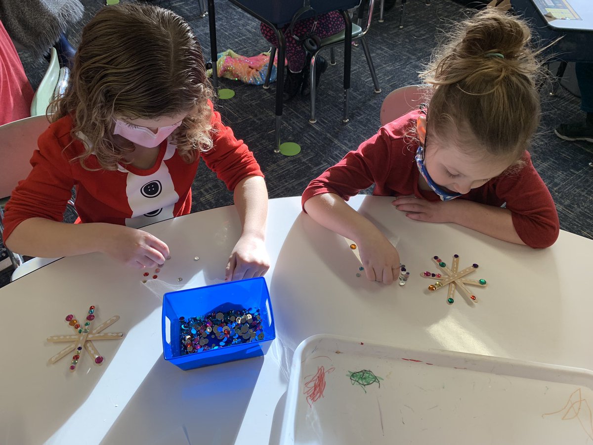 MrsSNewman1's tweet photo. Kicked off our holiday week with Christmas trees and snowflakes! 🎄❄️ https://t.co/HBAQANiNBN